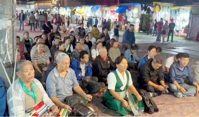 नैनीतालः धर्मगुरु दलाई लामा के स्वास्थ्य लाभ को की प्रार्थना! तिब्बती और भोटिया समाज के लोगों ने की पूजा-अर्चना