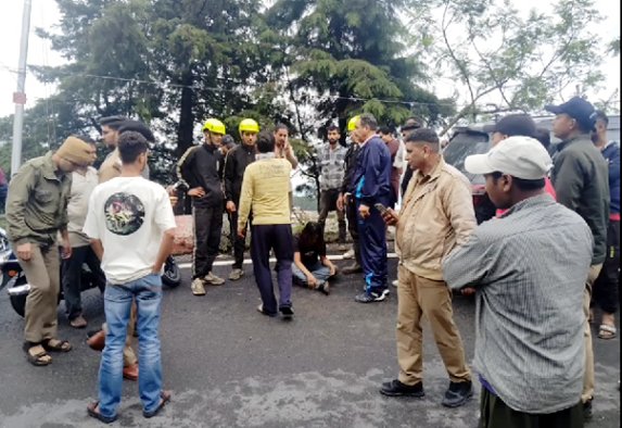 उत्तराखण्डः मसूरी में हादसा! अनियंत्रित होकर खाई में गिरी कार, छह लोग घायल