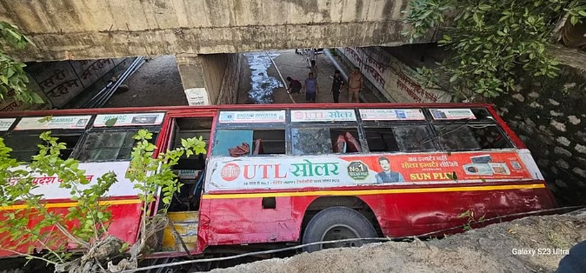 उत्तराखण्डः हरिद्वार में पुल से नीचे गिरी यूपी रोडवेज की बस! बाल-बाल बची यात्रियों की जान
