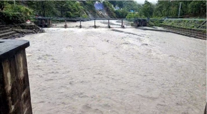 उत्तराखण्डः मूसलाधार बारिश ने बढ़ाई मुश्किलें! गौला नदी का जलस्तर बढ़ा, सिंचाई विभाग अलर्ट