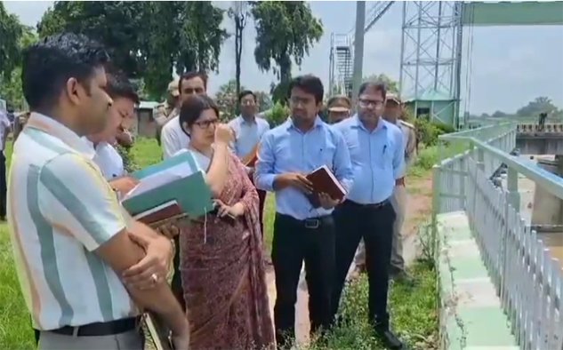 उत्तराखण्डः रामनगर पहुंची जिलाधिकारी वंदना सिंह! आपदा क्षेत्रों का किया स्थलीय निरीक्षण, बिजली विभाग के अधिकारियों को लगाई लताड़