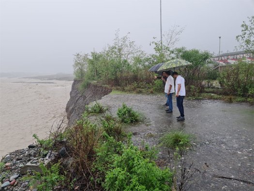 उत्तराखण्डः नहीं थम रही बारिश! हल्द्वानी में क्रिकेट स्टेडियम की तरफ भू-कटाव शुरू, मौके पर पहुंचे अधिकारी