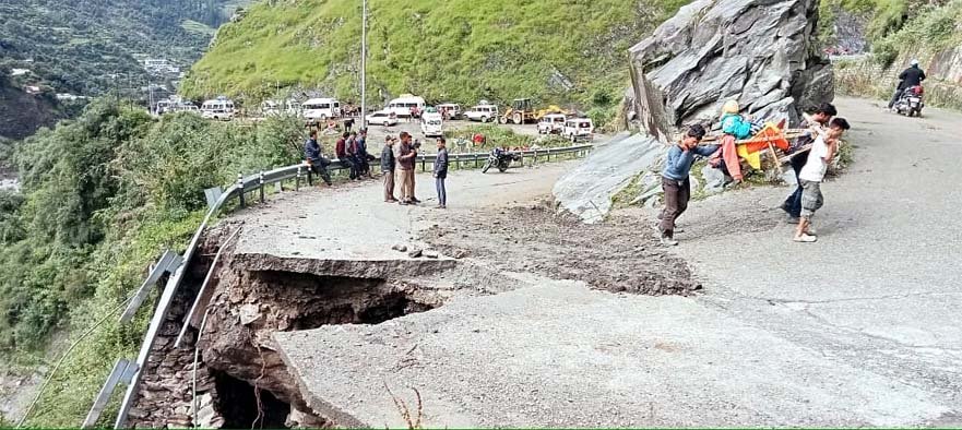 उत्तराखण्डः कम नहीं हो रही दुश्वारियां! भूस्खलन के चलते कई मार्ग बंद, तीन जिलों में भारी बारिश का अलर्ट